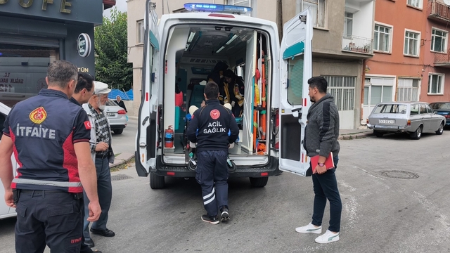 Kütahya'da evinde düşüp yaralanan yaşlı adamı ekipler kurtardı