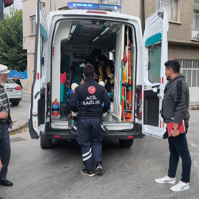 Kütahya'da evinde düşüp yaralanan yaşlı adamı ekipler kurtardı