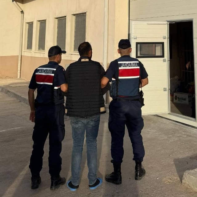 Kırşehir'de anne ve babasını öldürüp 2 akrabasını yaralayan zanlı tutukland...