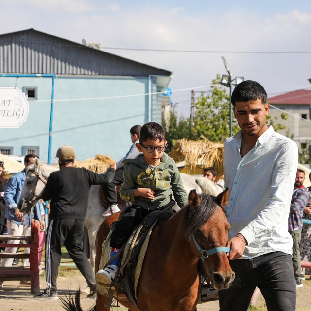 Van'da özel gereksinimli çocuklar ata binmenin heyecanını yaşadı