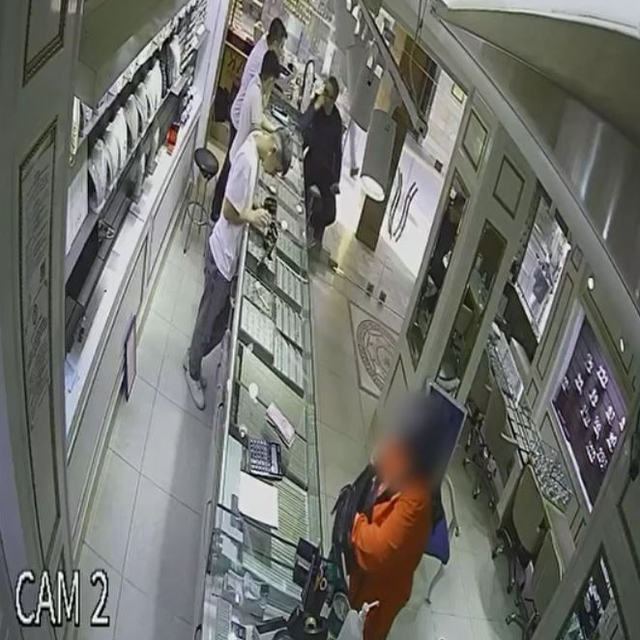 Komşusunun evinden çaldığı altınları kuyumcuda sattığı anlar kamerada