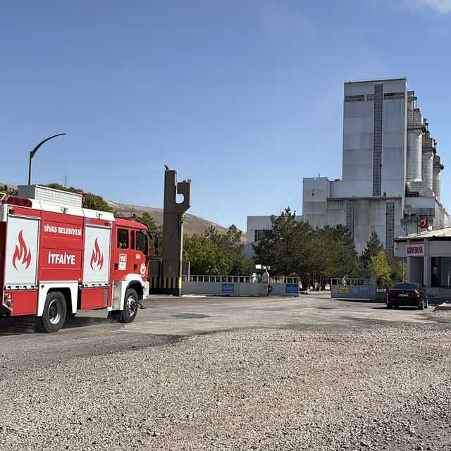 Sivas'ta termik santralde baca yangını (2)