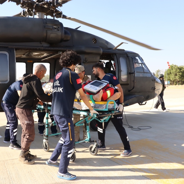 Siirt'te askeri helikopter iş kazasında yaralanan işçi için havalandı