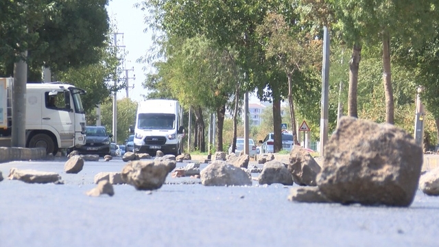 Tapulu arazilerinden geçen yolu taşlarla trafiğe kapattılar