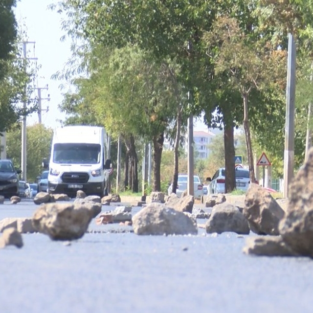 Tapulu arazilerinden geçen yolu taşlarla trafiğe kapattılar