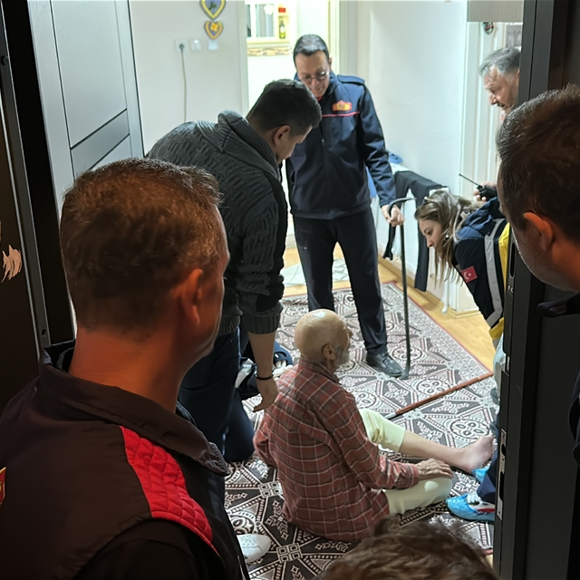 Evinde yere düşen 80 yaşındaki kişiyi, balkondan içeri girip kurtardılar