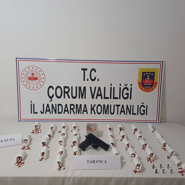 Çorum'da uyuşturucu ticareti yaptıkları iddiasıyla 3 kişi tutuklandı