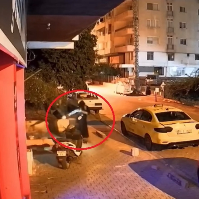 İş yerine ateş açıp patenle kayarak kaçtı