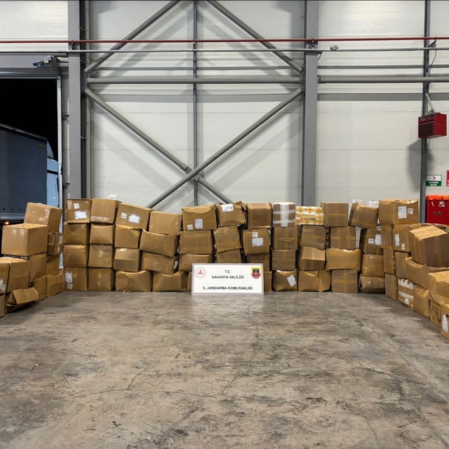 Sakarya'da durdurulan tırda 3 ton 200 kilogram kaçak tütün ele geçirildi