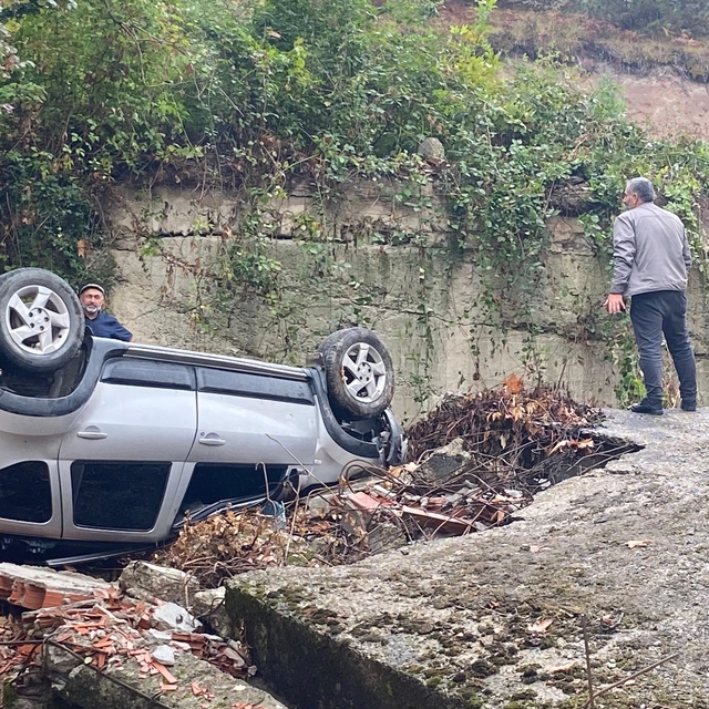 Sinop'ta istinat duvarına çarpan otomobilin sürücüsü yaralandı