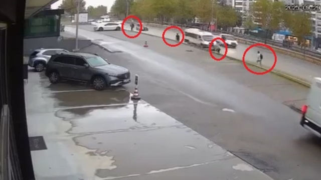 Kamyonetin çarptığı servis minibüsü yayaların üzerine savruldu; kaza kamerada