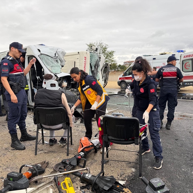 Tekirdağ'da kamyonetle işçi servis minibüsü çarpıştı: 3 ölü, 9 yaralı