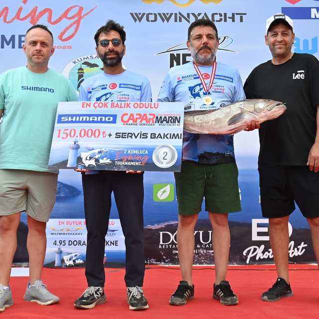 Kumluca'da balık tutma yarışmasında ikinci olan takım kazandığı ödülü Darüş...