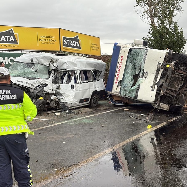 Tekirdağ'da işçi servisiyle kamyonun çarpıştığı kazada 3 kişi öldü, 7 kişi...