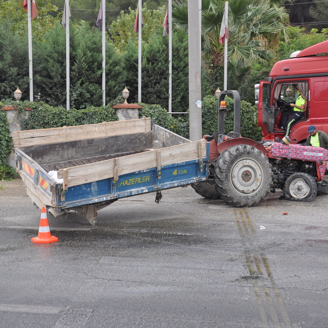 Salihli'de tır ile çarpışan traktörün sürücüsü yaralandı