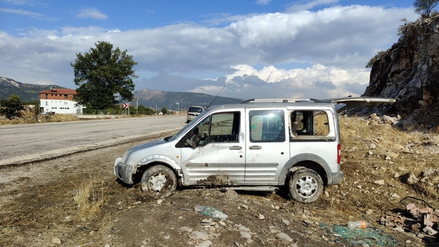 Burdur'da şarampole devrilen hafif ticari araçtaki 2 kişi yaralandı