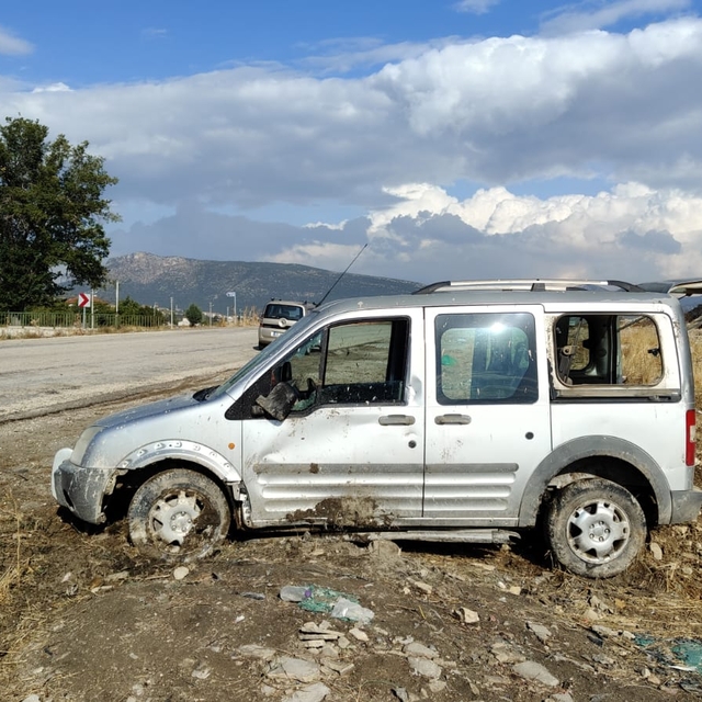 Burdur'da şarampole devrilen hafif ticari araçtaki 2 kişi yaralandı