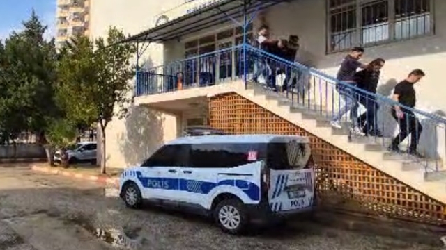 Adana'da oto galeriye silahlı saldırı ve yaşanan panik kamerada (3)