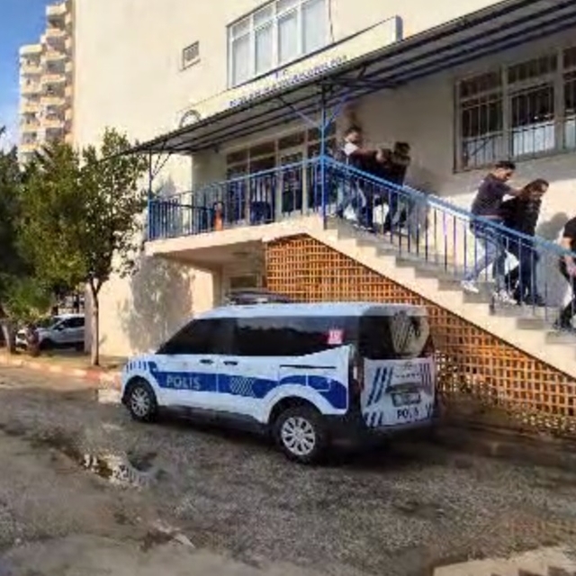 Adana'da oto galeriye silahlı saldırı ve yaşanan panik kamerada (3)