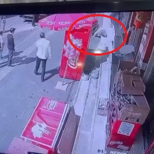 Kadın kuaförüne sopalı saldırı güvenlik kamerasında