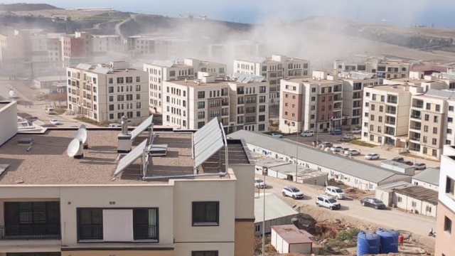 Kule vinç, binanın üzerine devrildi