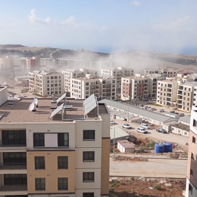 Kule vinç, binanın üzerine devrildi