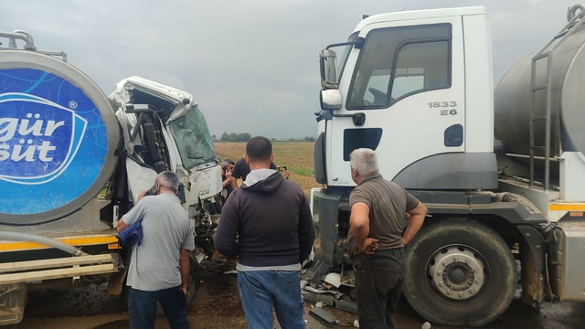 İzmir'de 2 süt kamyonunun çarpıştığı kazada 1 kişi yaralandı