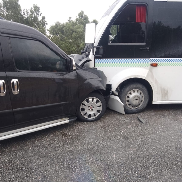 Balıkesir'de minibüsle hafif ticari aracın çarpıştığı kazada 2 kişi yaralan...