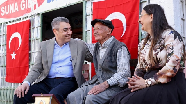 Mersin Valisi Toros, yarım asırlık bakkal esnafına plaket verdi