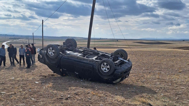 Tarlaya devrilen kamyonetin sürücüsü hayatını kaybetti