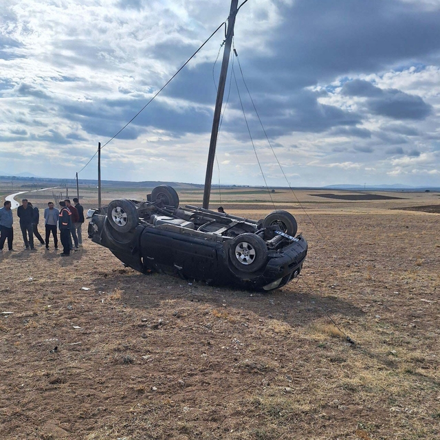 Tarlaya devrilen kamyonetin sürücüsü hayatını kaybetti
