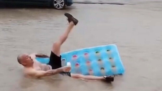 Fethiye'de sağanak yabancı bir turistin eğlencesi oldu