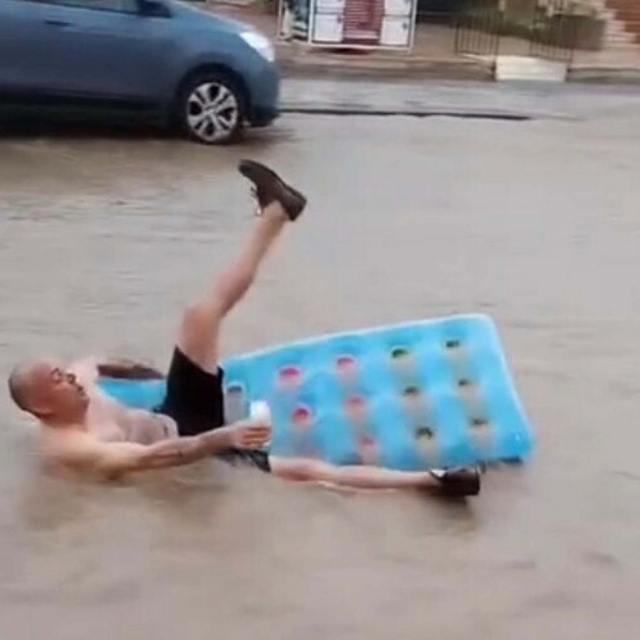 Fethiye'de sağanak yabancı bir turistin eğlencesi oldu