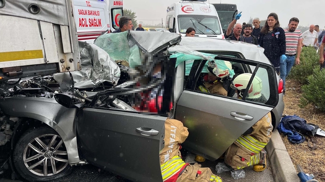 Manisa'da TIR, kamyonet ve 3 otomobilin karıştığı zincirleme kaza: 1 ölü, 2 yaralı