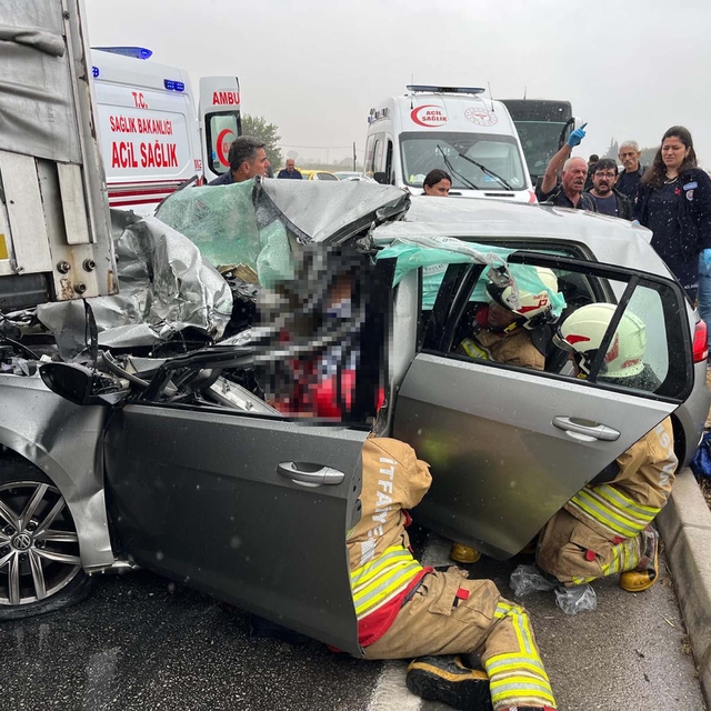 Manisa'da TIR, kamyonet ve 3 otomobilin karıştığı zincirleme kaza: 1 ölü, 2...