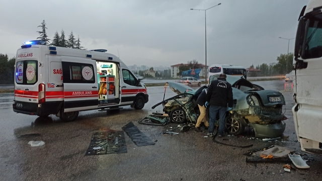Ankara'da park halindeki tıra çarpan otomobildeki 3 kişi öldü, 2 kişi yaralandı