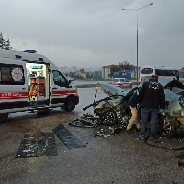 Ankara'da park halindeki tıra çarpan otomobildeki 3 kişi öldü, 2 kişi yaral...