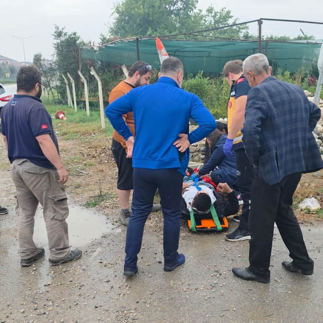 Bursa'da otomobille çarpışan motosikletli ağır yaralandı