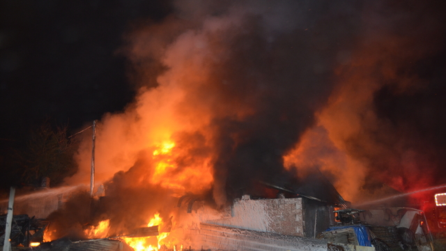 Ekmek yaptıkları tandırdan yükselen alevler, müştemilat ve 2 eve sıçradı