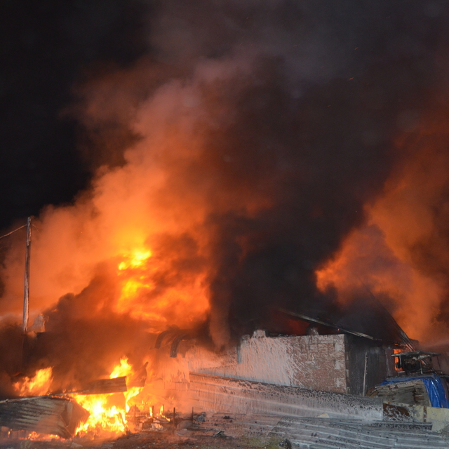 Ekmek yaptıkları tandırdan yükselen alevler, müştemilat ve 2 eve sıçradı
