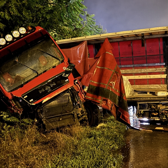 Samsun'da bariyerlere çarpan tır nedeniyle Samsun Ankara kara yolunda trafi...