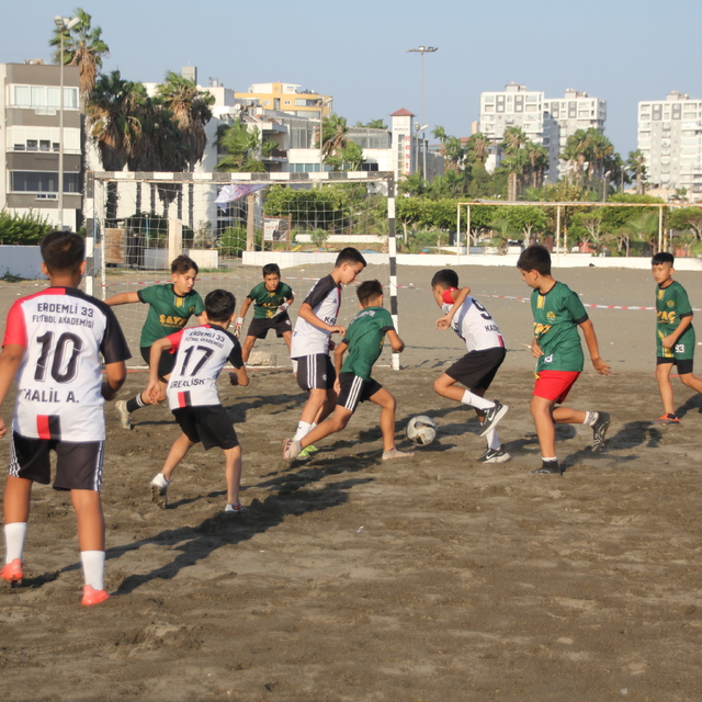 Mersin'de 14 Yaş Altı Plaj Futbolu Turnuvası başladı