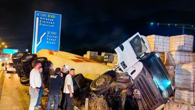 Devrilen tankerin şoförü yaralandı