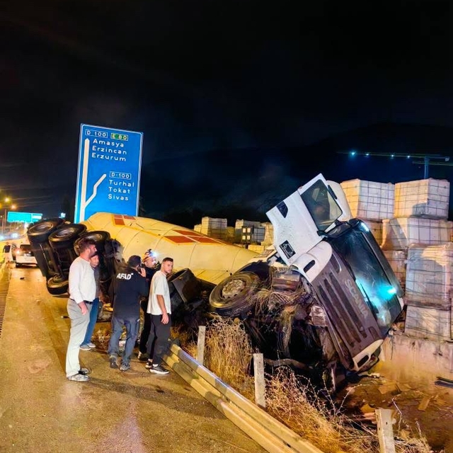 Devrilen tankerin şoförü yaralandı