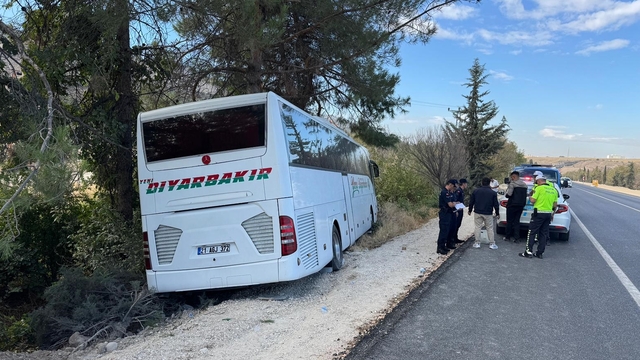Adıyaman'da yolcu otobüsü ile otomobilin çarpıştığı kazada 4 kişi öldü