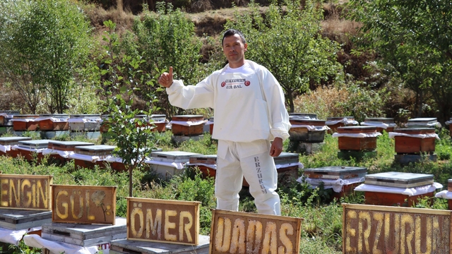 Erzurumlu arıcıdan okuma-yazma farkındalığına tatlı dokunuş
