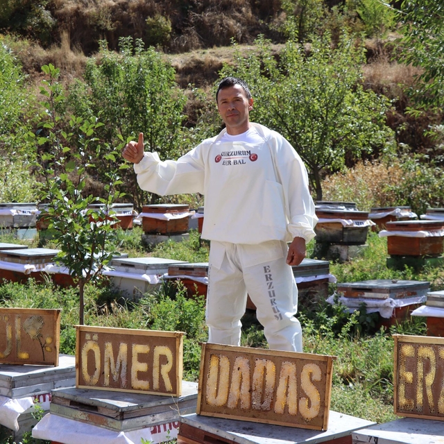 Erzurumlu arıcıdan okuma-yazma farkındalığına tatlı dokunuş