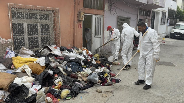 Adana'da bir evden iki traktör çöp çıkarıldı