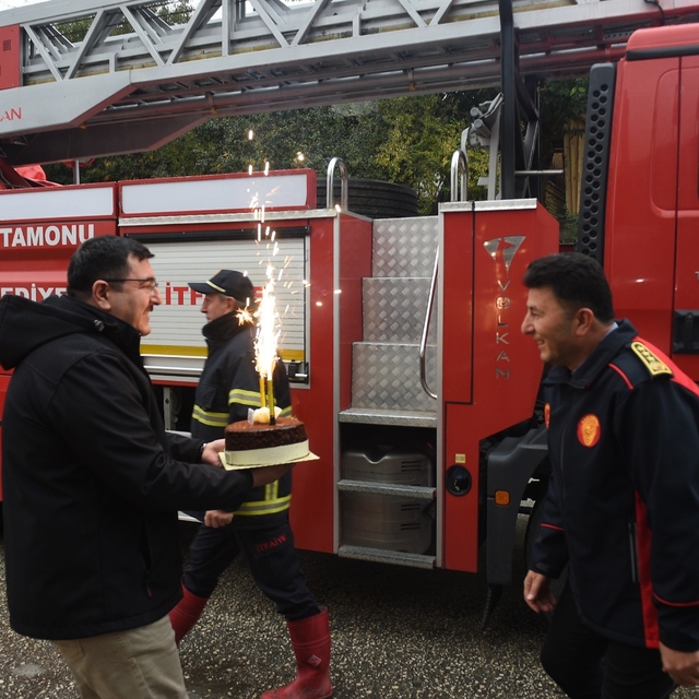 Yangın ihbarına giden itfaiye ekiplerine sanayi çalışanlarından sürpriz kut...