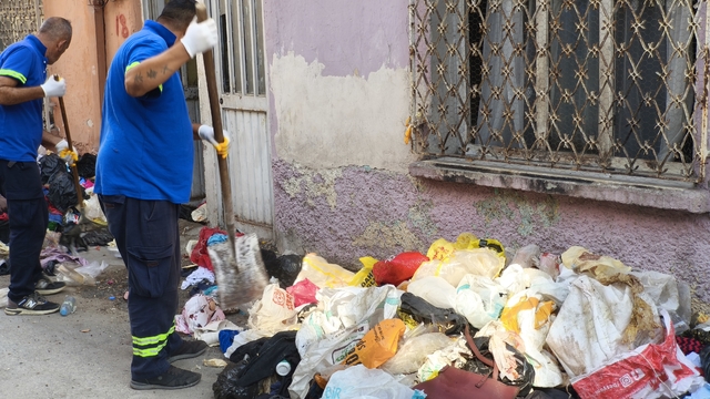 Kötü koku ihbarıyla gidilen evden 2 kamyonet çöp çıktı